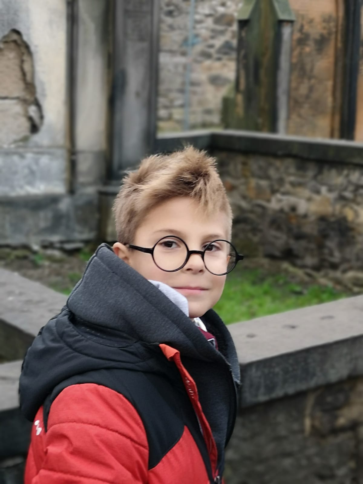 niño - gafas - chaqueta