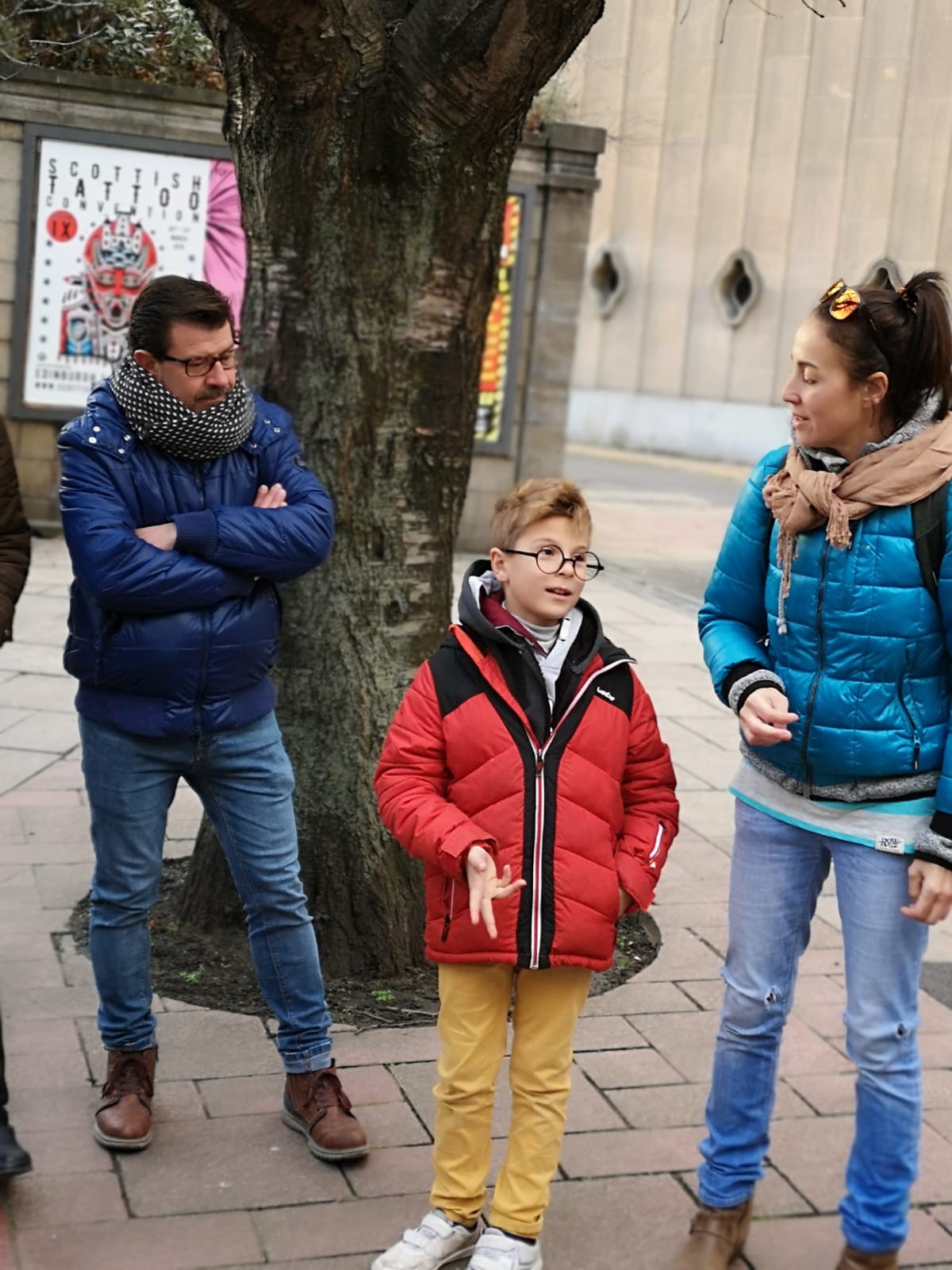 aimar - chica - árbol -