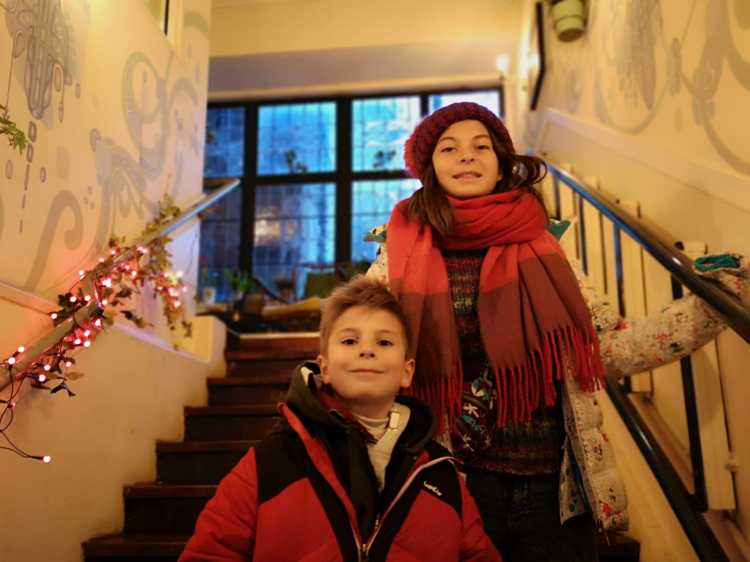 niños - escaleras - bufanda - gorro