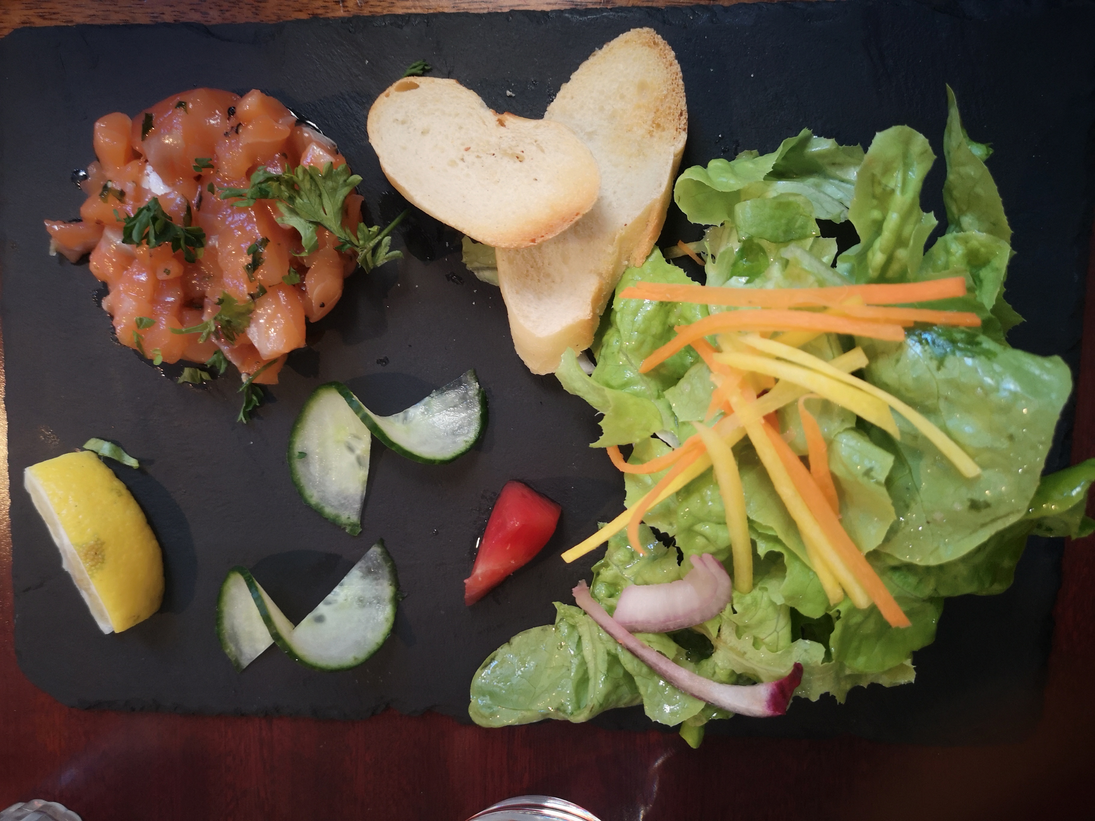 ensalada - tartar de salmón - saint malo - restaurante