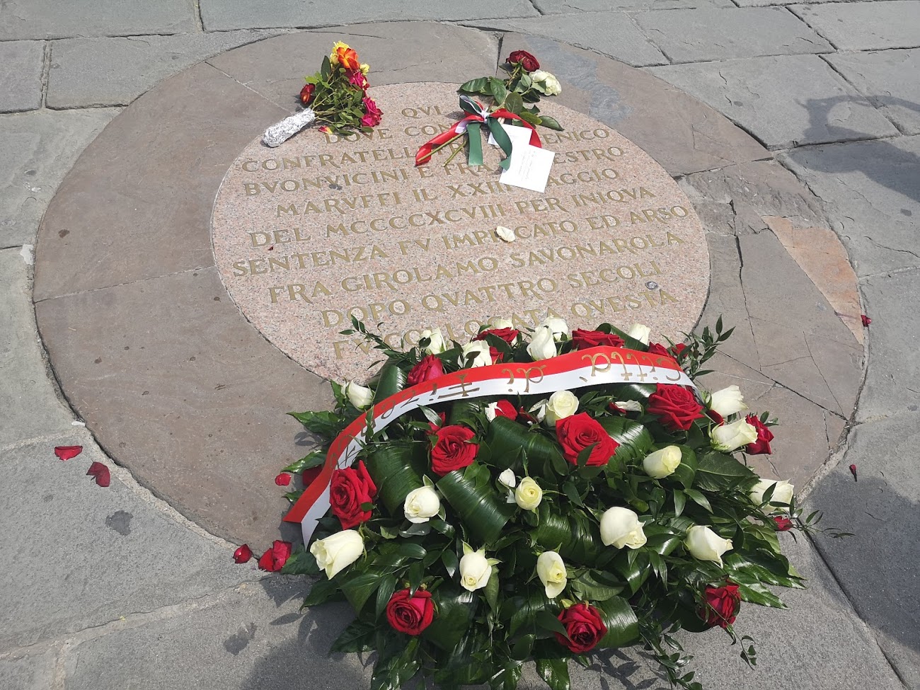 Savonarola - corona flores - placa - suelo