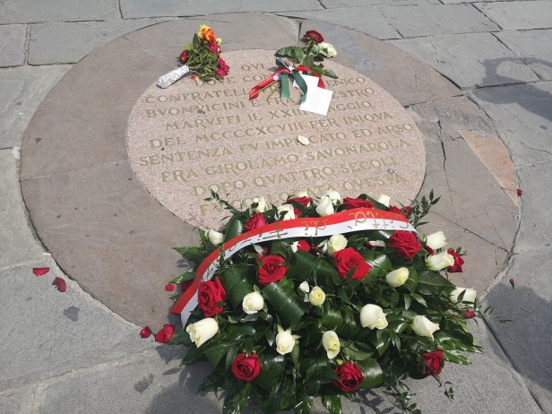 Savonarola - corona flores - placa - suelo