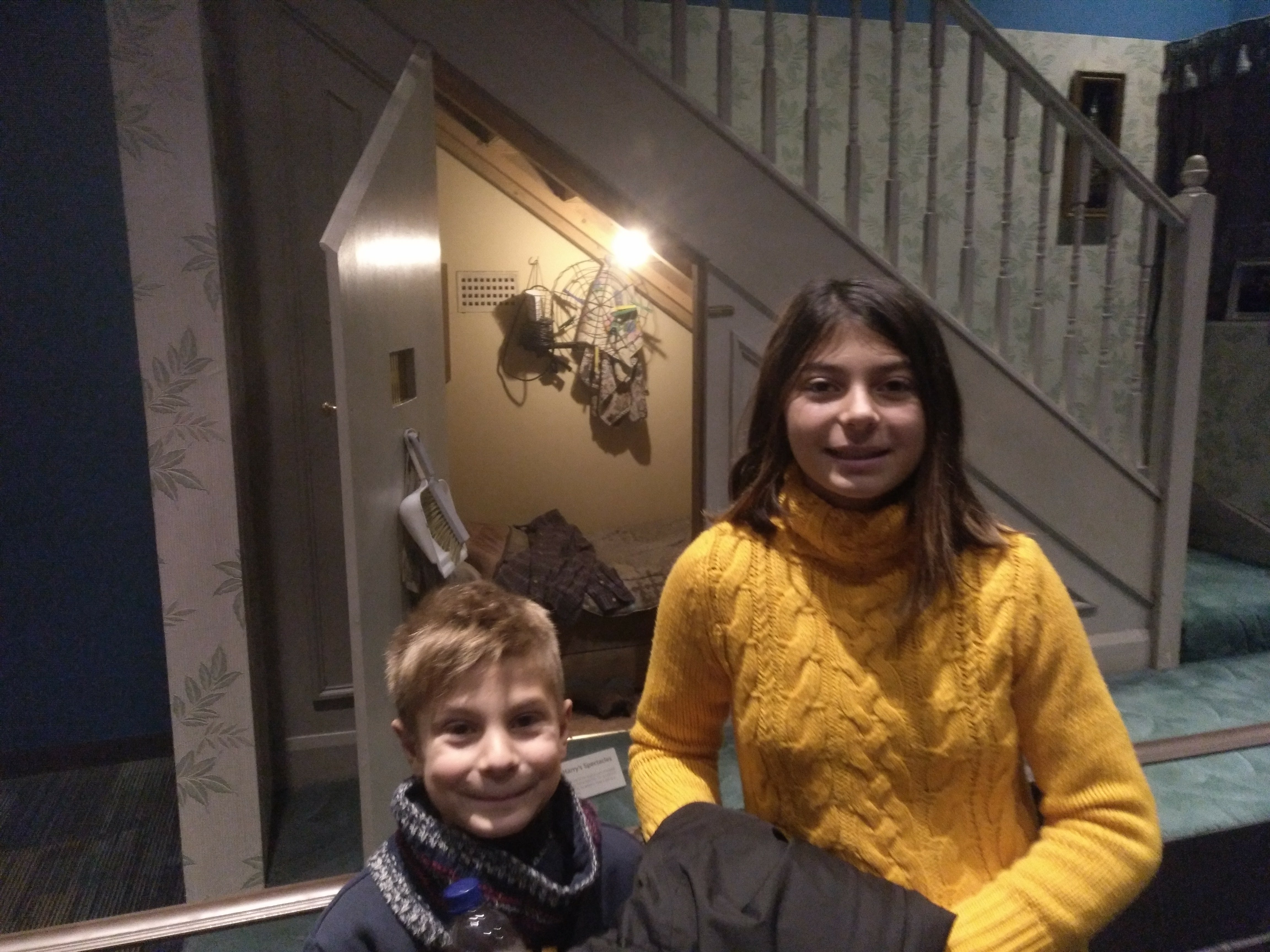 harry potter studios - escalera - niños - buhardilla