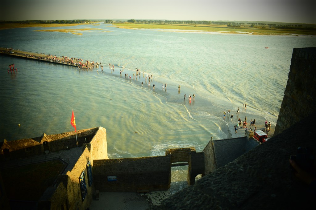 playa - pasarela - gente - casas