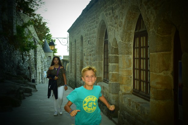 niño - niño corriendo - casas - calle - piedras