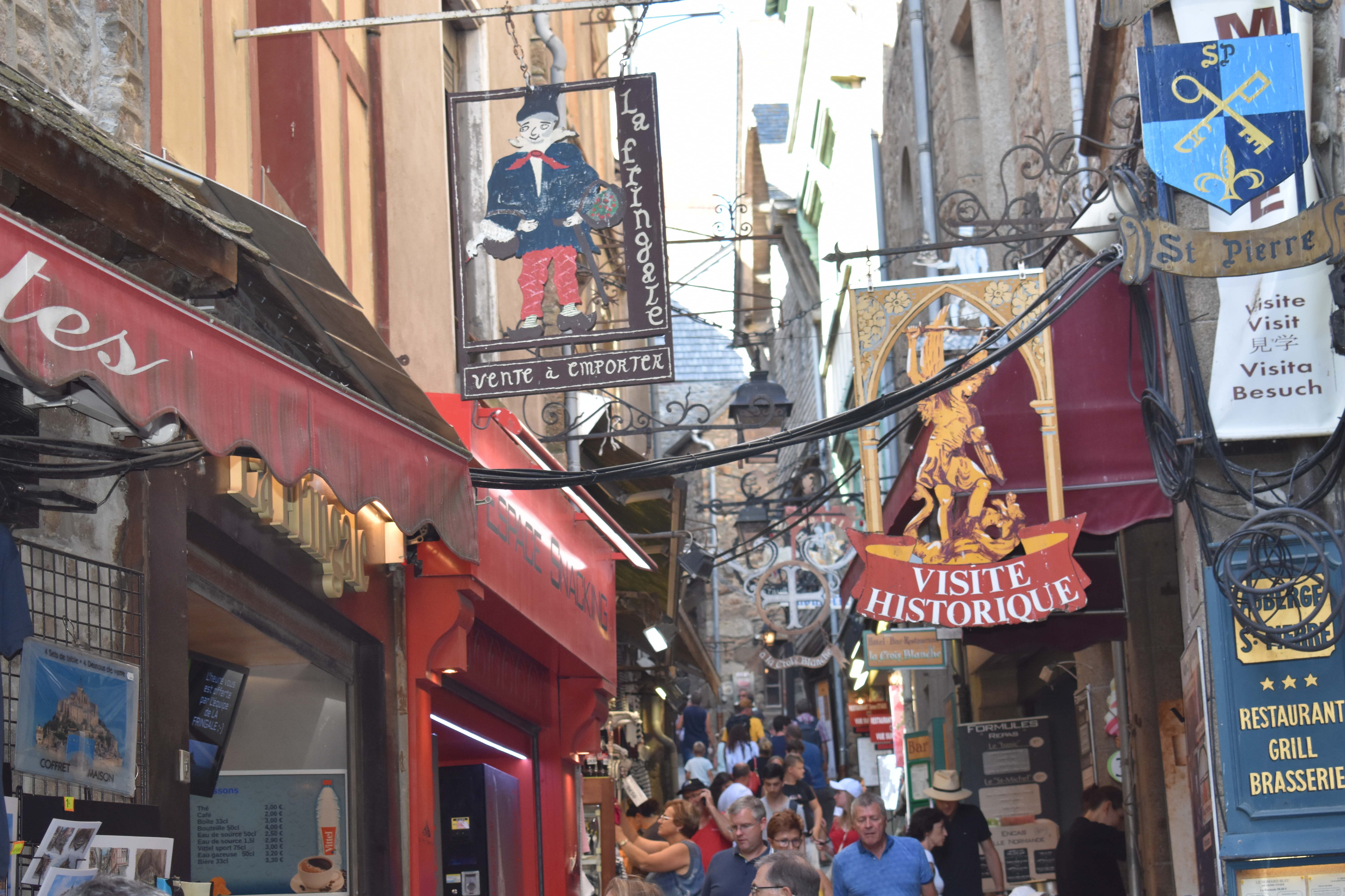 mont saint maichelle - cale - banderas - bares