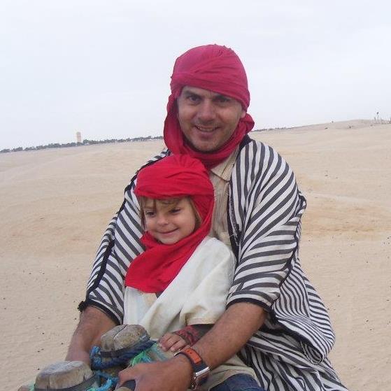 padre - hija - desierto - turbantes - camello