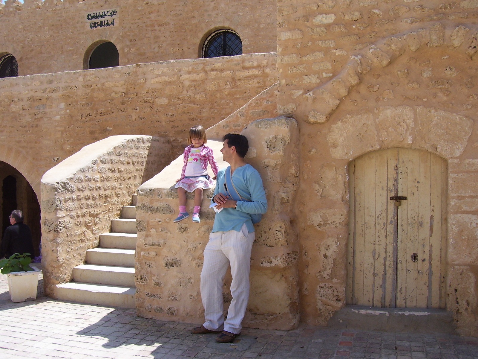 hombre - niña - puerta - muralla - piedra