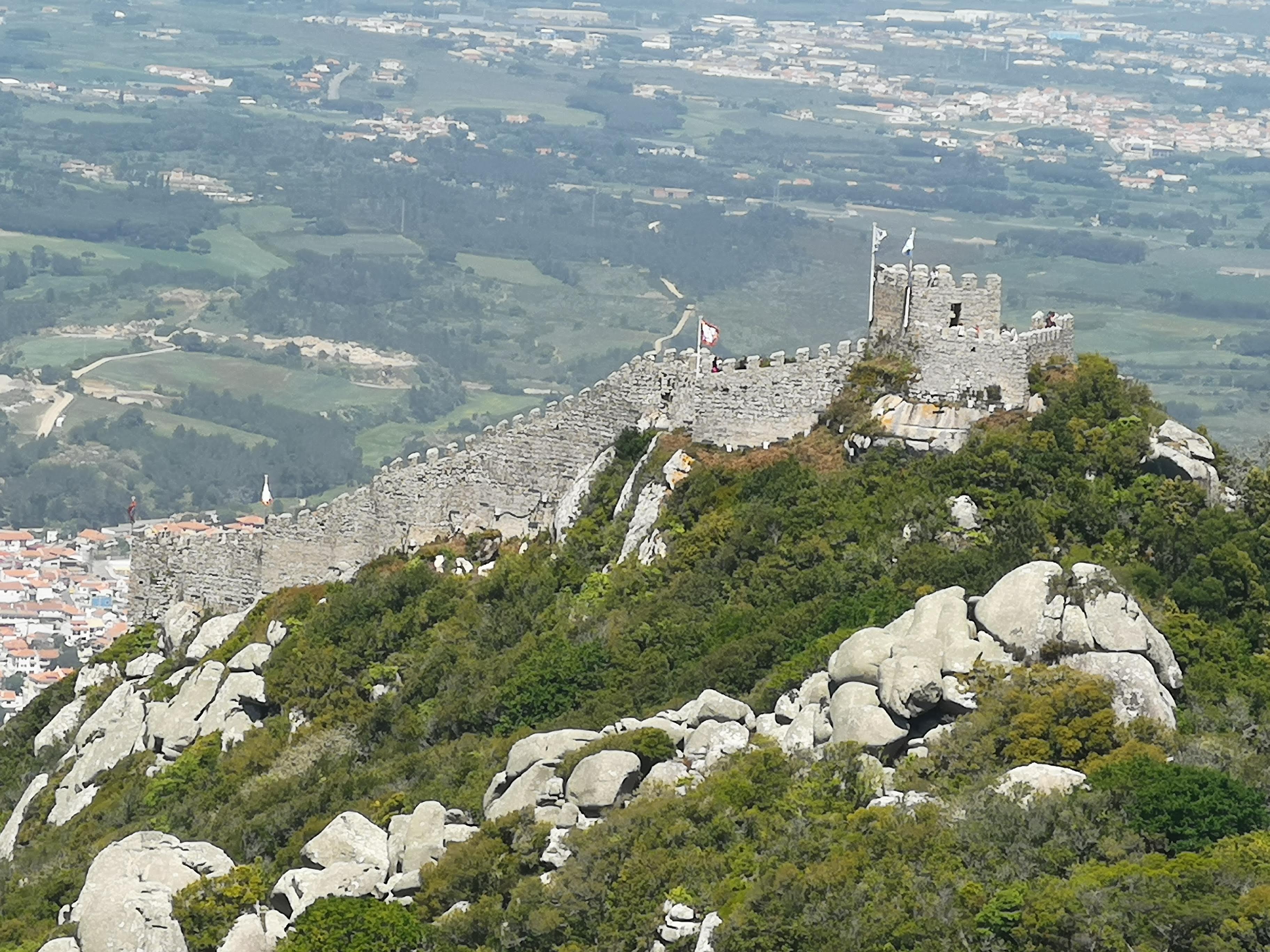castillo - roca - muralla - paisaje