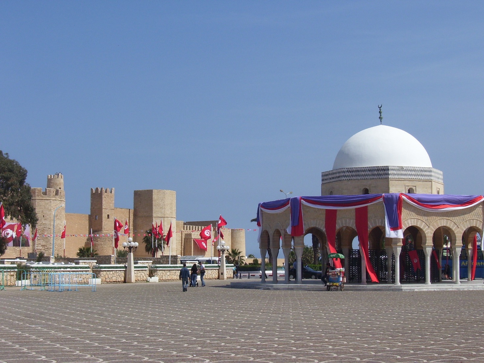 tumba - cúpula - torres - fortaleza - arcos - bander