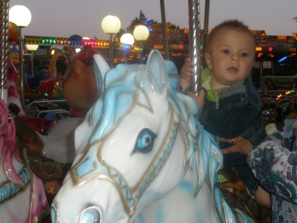 carrusel - caballito - niño - feria