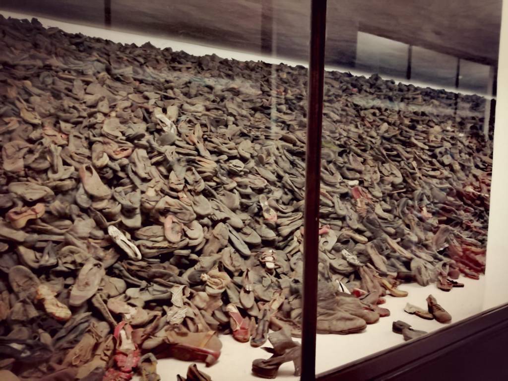 escaparate - exposición - zapatos prisioneros