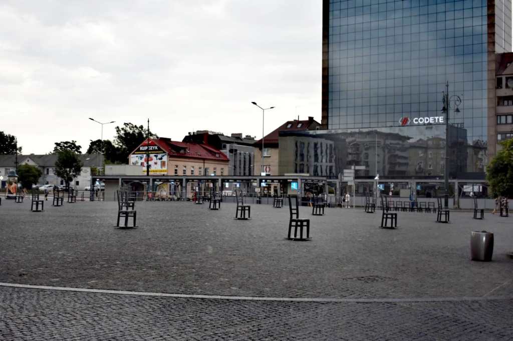 monumento - plaza - piedra - cracovia - sillas