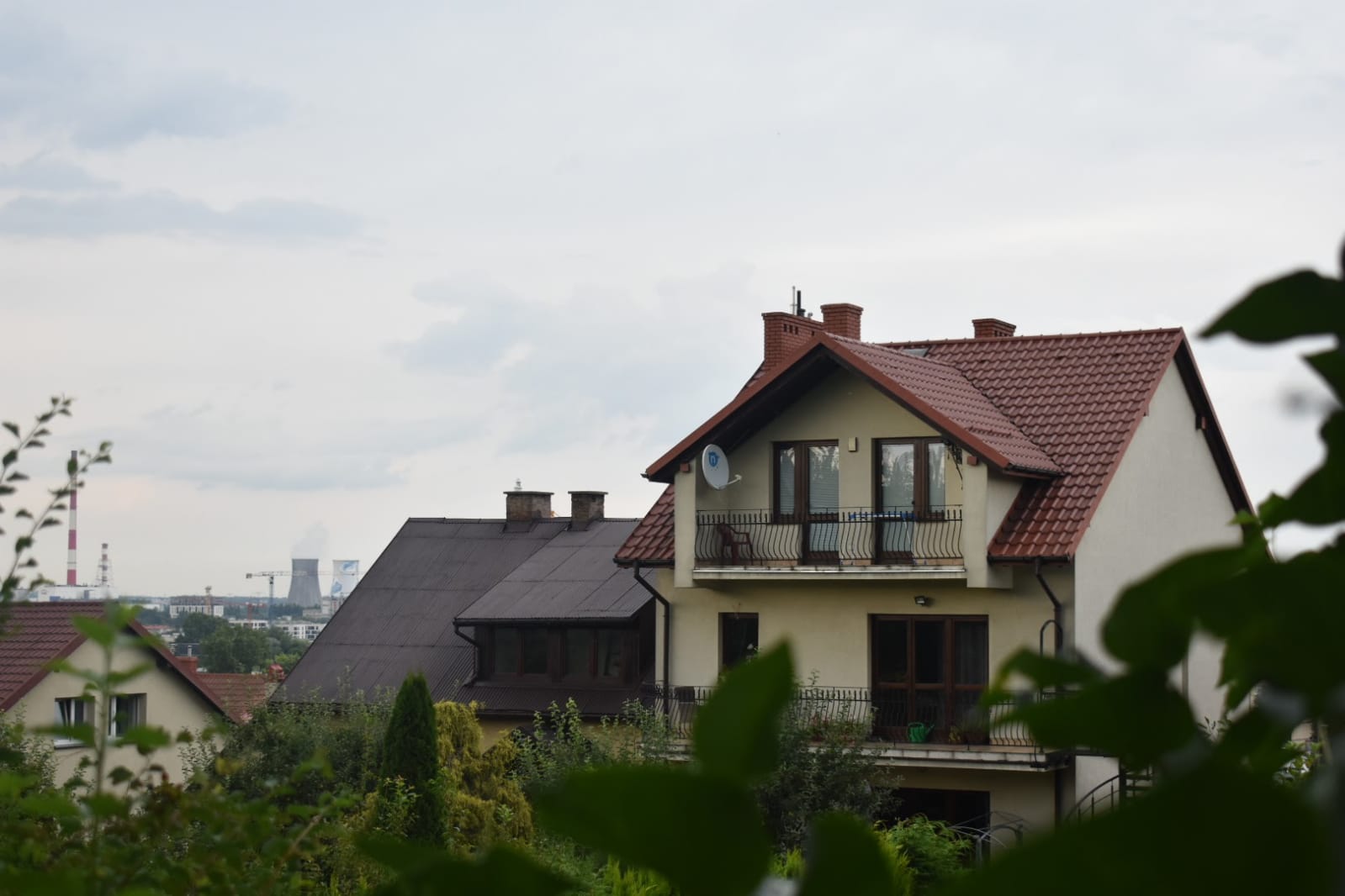casa - balcón - cielo - ventana