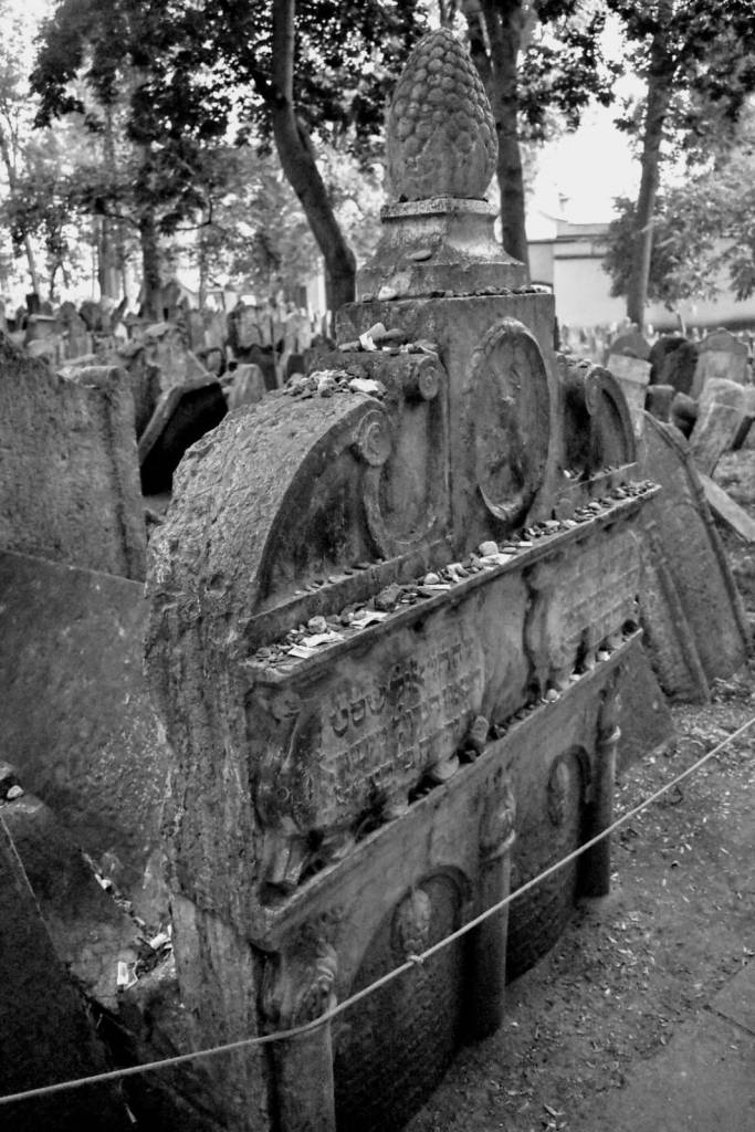 tumba - lápida - cementerio judío - Praga